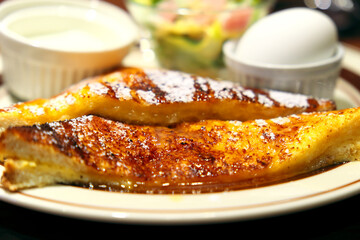 新鮮なベリーとクリームが添えられたフレンチトースト｜カフェで楽しむ贅沢で美味しい朝食またはブランチ