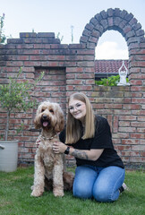Porträt einer jungen Frau mit einem Australian Cobberdog