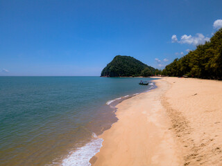 Obraz premium Aerial view of Pantai Bukit Keluang, Besut, Terengganu, showing turquoise waters, coastal cliffs, and clear sunny skies along the scenic shoreline.