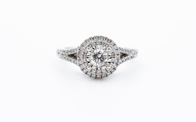 Fototapeta premium Beautiful round brilliant diamond wedding ring on a white background