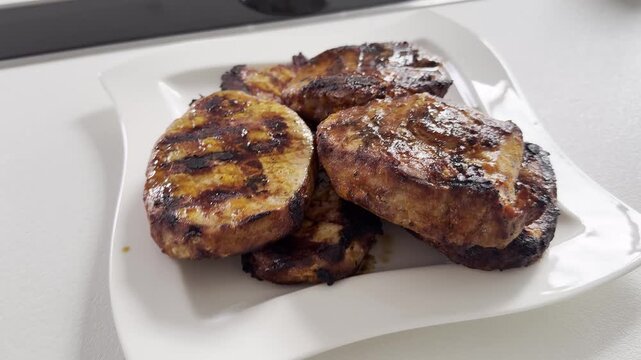 Schweine R&uuml;cken Steak gegrillt