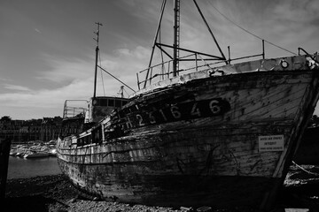 Epave de bateau en noir et blanc à Camaret-sur-mer dans le Finistère en Bretagne - France, Europe