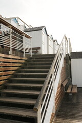 Escaliers vers les cabanes de plage à Veules-les-Roses en Normandie, France, Europe