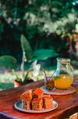 Bizcochuelo con tereré de fondo, merienda con infusión refrescante típica de Paraguay y Misiones Argentina.
