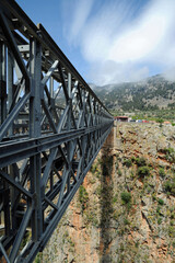 Le viaduc des gorges d'Aradaina près d'Anopoli dans les Sfakia en Crète