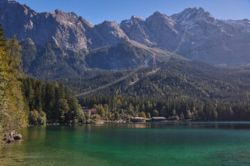 blick auf die zugspitze mit seilbahn