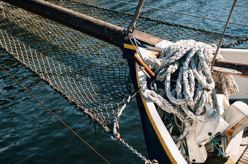 Obraz premium Close-up of mooring ropes and bollards on a ship's deck with the wake