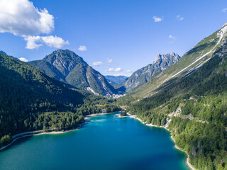 Drohnenaufnahme Lago del Predil Italien - Alpiner Bergsee Panorama Luftaufnahme Berglandschaft Predilpass