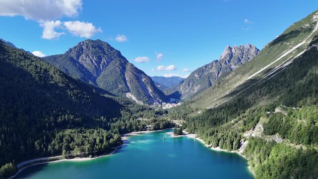 Drohnenaufnahme Lago del Predil Italien - Alpiner Bergsee Panorama Luftaufnahme Berglandschaft Predilpass