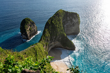 Nusa Penida, Indonesia – View of Kelingking Beach from above, showing its dramatic cliffs, turquoise water, and iconic coastal landscape.