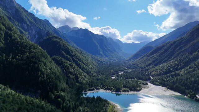 Drohnenaufnahme Lago del Predil Italien - Alpiner Bergsee Panorama Luftaufnahme Berglandschaft Predilpass