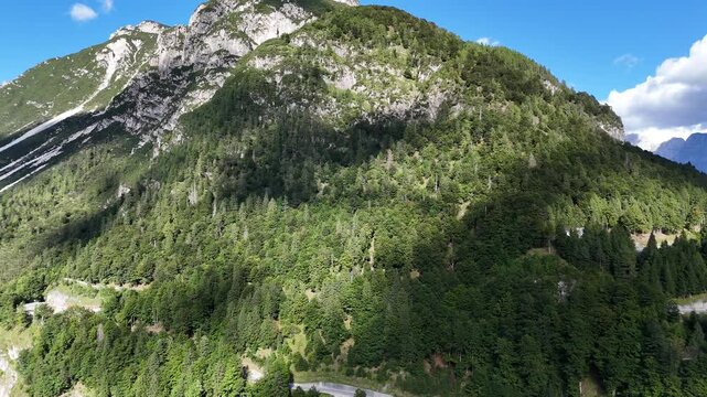 Drohnenaufnahme Lago del Predil Italien - Alpiner Bergsee Panorama Luftaufnahme Berglandschaft Predilpass