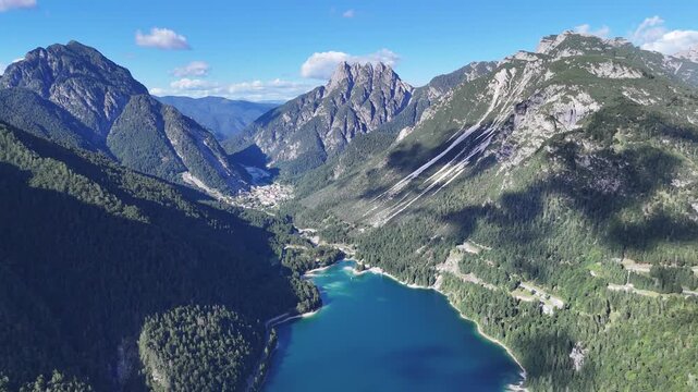 Drohnenaufnahme Lago del Predil Italien - Alpiner Bergsee Panorama Luftaufnahme Berglandschaft Predilpass