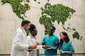 Diverse medical team discussing global health solutions © Zamrznuti tonovi