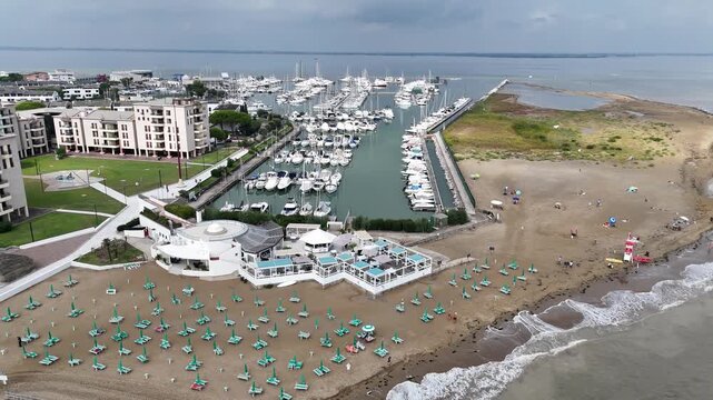 Drohnenaufnahme Lignano Sabbiadoro Strand Italien - Luftaufnahme Hafen Beach Resort Sommer Urlaubsziel