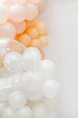 Vertical minimalistic pastel balloon decor in peach and white tones. Soft event backdrop with gentle light and clean composition, ideal for celebrations and modern party themes.