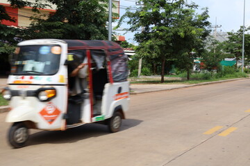 Obraz premium siem reap city cambodia countryside daytime tuk tuk blur effect