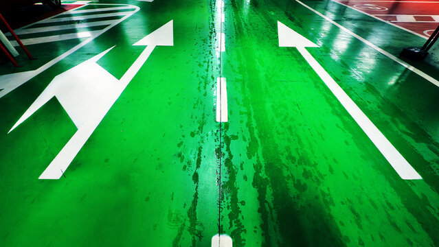 parcheggio con indicazioni stradali