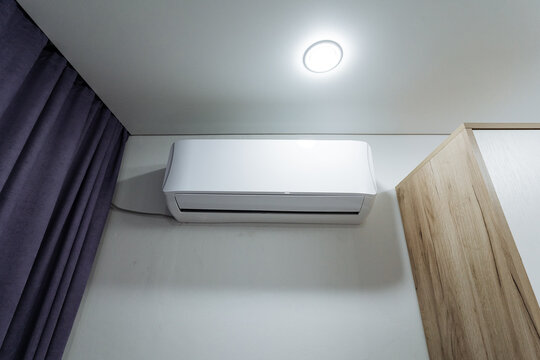 comfort zone and interior details, summary of cooling systems and interior design elements in cabin, overview of comfort area highlighting climate regulation and modern interior aesthetics - Powered by Adobe