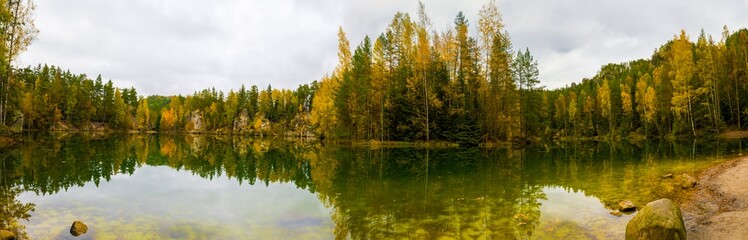 Panoramiczny widok sztucznego jeziora po zalanej sztolni. Góry Adrszpaskie 2025