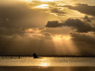 rayos de sol cayendo en la albufera de valencia