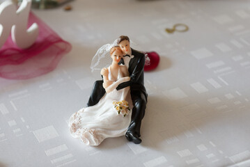 Figurine de mariés sur une table de réception de mariage