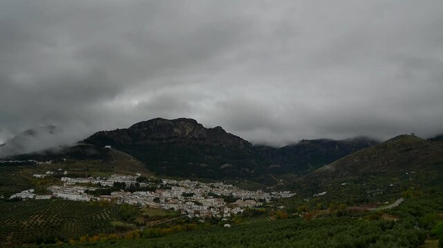 Ma&ntilde;ana lluviosa en la poblaci&oacute;n de Cazorla, en el parque natural de Cazorla, Segura y Las Villas.
