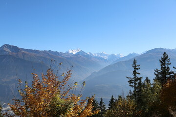 Paysage automnal à Crans-Montana avec montagnes enneigées