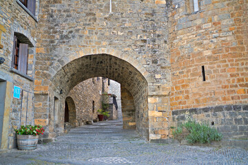 Fototapeta premium Ainsa old town archway stone street
