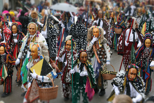 Fastnacht in Rottweil (Deutschland, Baden-W&uuml;rttemberg). Umzug beim Narrensprung mit historischen Masken und Kost&uuml;men ab dem Jahr 1700; traditionelle, schw&auml;bisch-alemannische Fasnet oder Fastnacht..