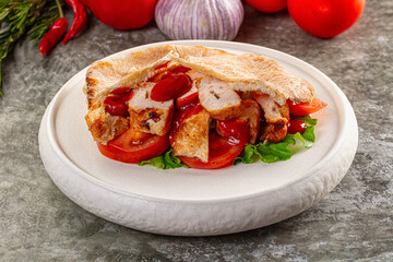 Pita with chicken and vegetables