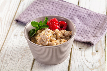 Oat porridge with raspberry