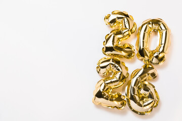 New year 2026 balloon celebration card. Gold foil helium balloon number 2026 on white background, space for text. Flat lay, merry christmas, happy holidays mockup, greeting card design layout.