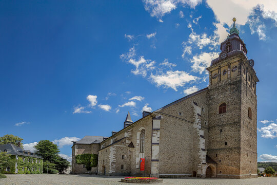 Historische sp&auml;tgotische Kirche St. Wolfgang in Schneeberg im Erzgebirge