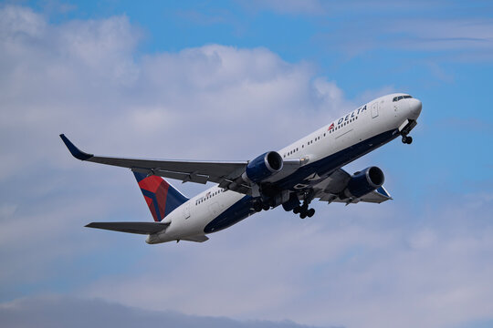 sky harbor airport 11-15-2025 Phoenix, AZ USADelta Airlines Boeing 767-300 N177DZ departure from runway 7L at Phoenix Sky Harbor Intl. Airport