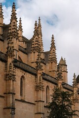 Fototapeta premium Beautiful Gothic architecture in Segovia, Spain, showcasing intricate historic details.
