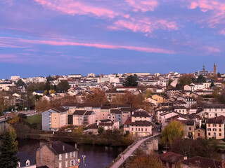 Obraz premium Beau ciel rose et bleu sur la ville de Limoges,