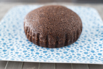 ふっくら仕上がったチョコ蒸しパンの横から撮影