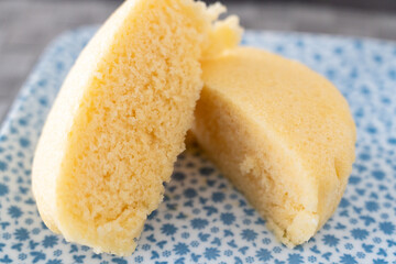 ふっくら膨らんだプレーン蒸しパンをカット