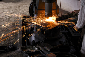 刀鍛冶職人が手作業で日本刀を作る