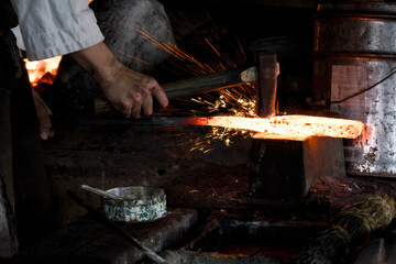 刀鍛冶職人が手作業で日本刀を作る