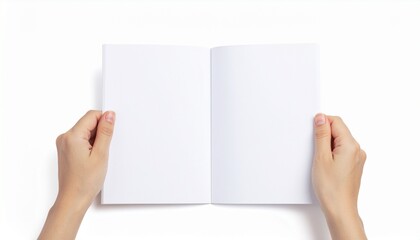 白いノートを開く女性の手