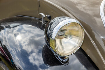 古い自動車のヘッドライト　Headlight of the old car