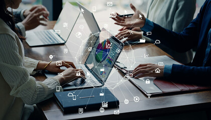 会議するビジネスパーソンのグループと通信ネットワークのコンセプト