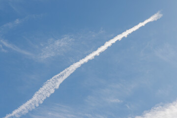 青空と白い真っ直ぐな飛行機雲