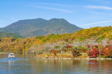 紅葉に染まる恵那峡と笠置山