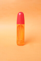 A Makarizo product is placed on an orange background, creating a bold and eye-catching look