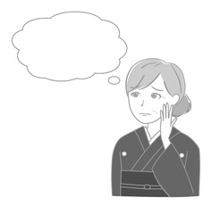考えている喪服のシニア女性