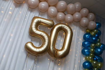 Srebrne balony na 50 urodziny, 50-tkę. Jubileusz. 50-lecie. Złote Gody. Pięćdziesiątka.  © Leszek Szelest