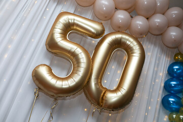 Srebrne balony na 50 urodziny, 50-tkę. Jubileusz. 50-lecie. Złote Gody. Pięćdziesiątka.  © Leszek Szelest